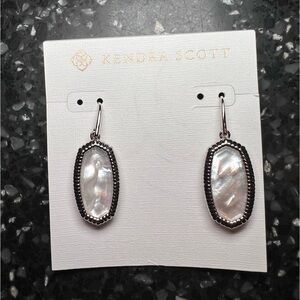 Kendra Scott Lee Silver Drop Earrings in Mother of Pearl